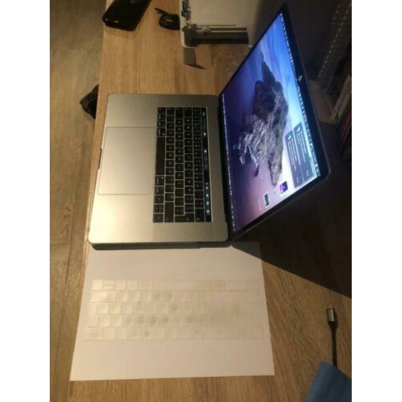 Apple MacBook Pro 15, Touch Bar & ID 2.3GHz 8-core i9 /16G