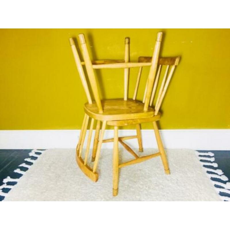 Set van 2 vintage houten stoelen / spijlenstoelen retro