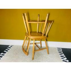 Set van 2 vintage houten stoelen / spijlenstoelen retro