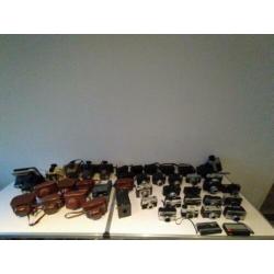 44 oude analoge foto camera's en 6 oude statieven