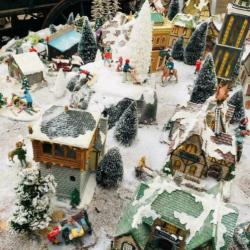 Grote schijf met kerstdorp, kersthuisjes en figuren