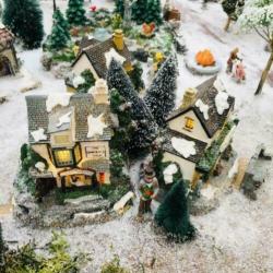Grote schijf met kerstdorp, kersthuisjes en figuren