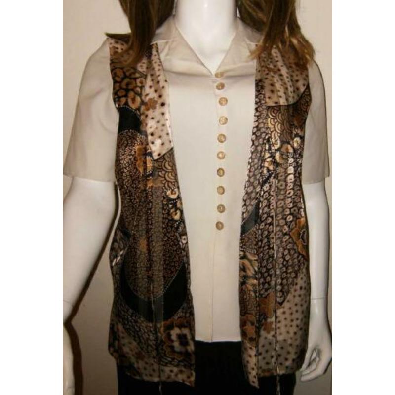 2-1-look: blouse met tijgerprint vest