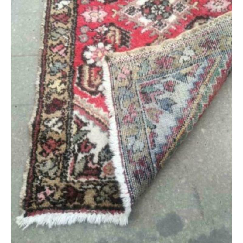 Vintage tapijt rood wit bruin 112 x 64