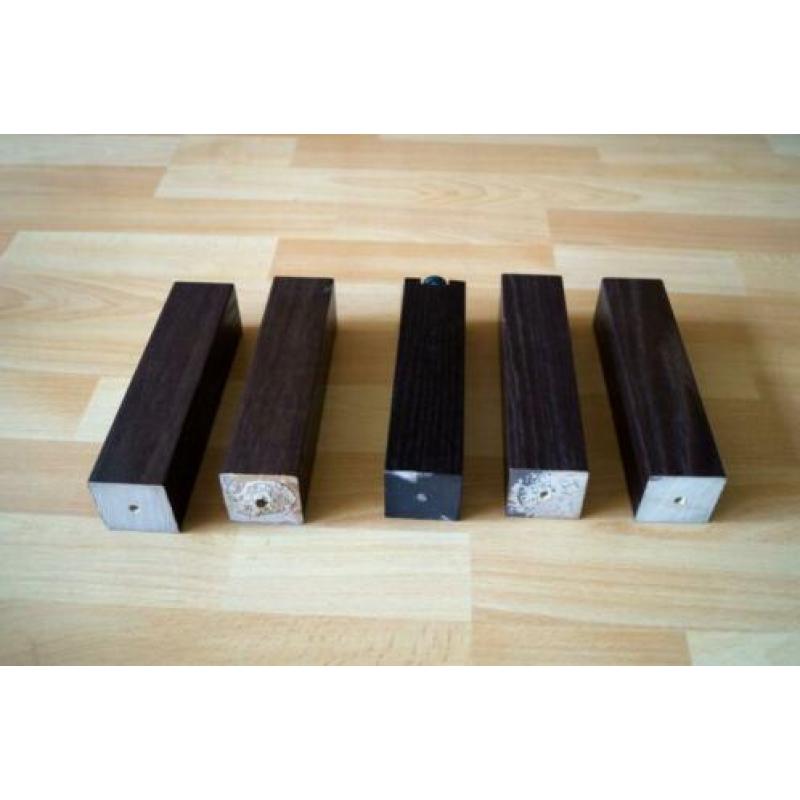 houten meubelpoten; 4,7 x 4,7 x 20 cm; 4 + 1 stuks