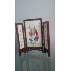 Oud Chinees drieluik met beschildering op glazen platen.