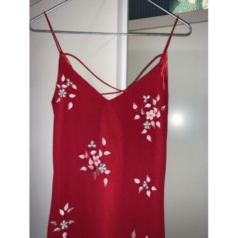 Dames jurk rode kleur met bloemetjes erop Maat 38