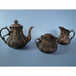 Antiek Rood aardewerk steengoed theepot melkkan en suikerpot