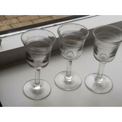 Antieke borrelglaasjes - Glas op poot - 3 stuks - 10 cm hoog