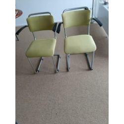 Originele gispen stoelen, 2 olijfgroene eetkamer stoelen