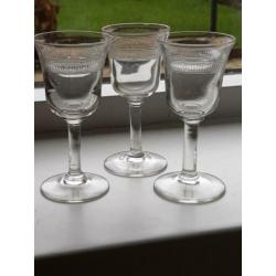 Antieke borrelglaasjes - Glas op poot - 3 stuks - 10 cm hoog