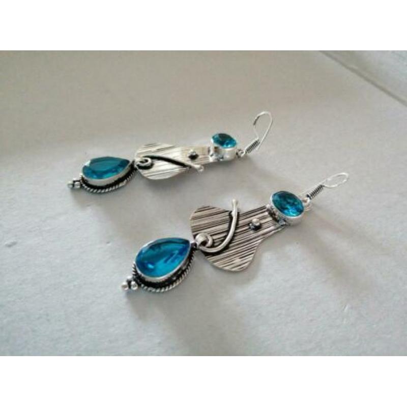 Prachtige handgemaakte 925z oorbellen met blauw topaas 6cm