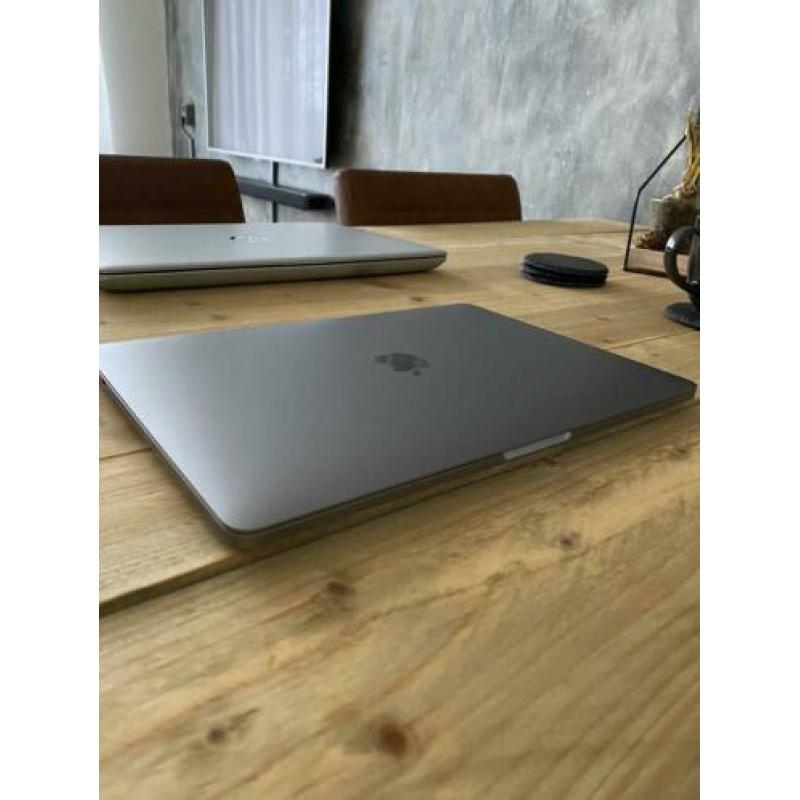 MacBook Pro 13 inch 2019 + Magic Mouse! (128GB, 8GB Ram)