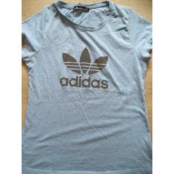ADIDAS lichtblauw shirt met grijs logo M