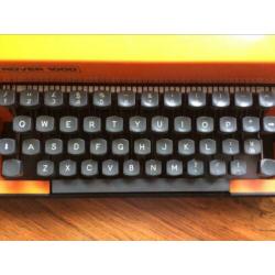 Vintage oranje typemachine Rover 1000