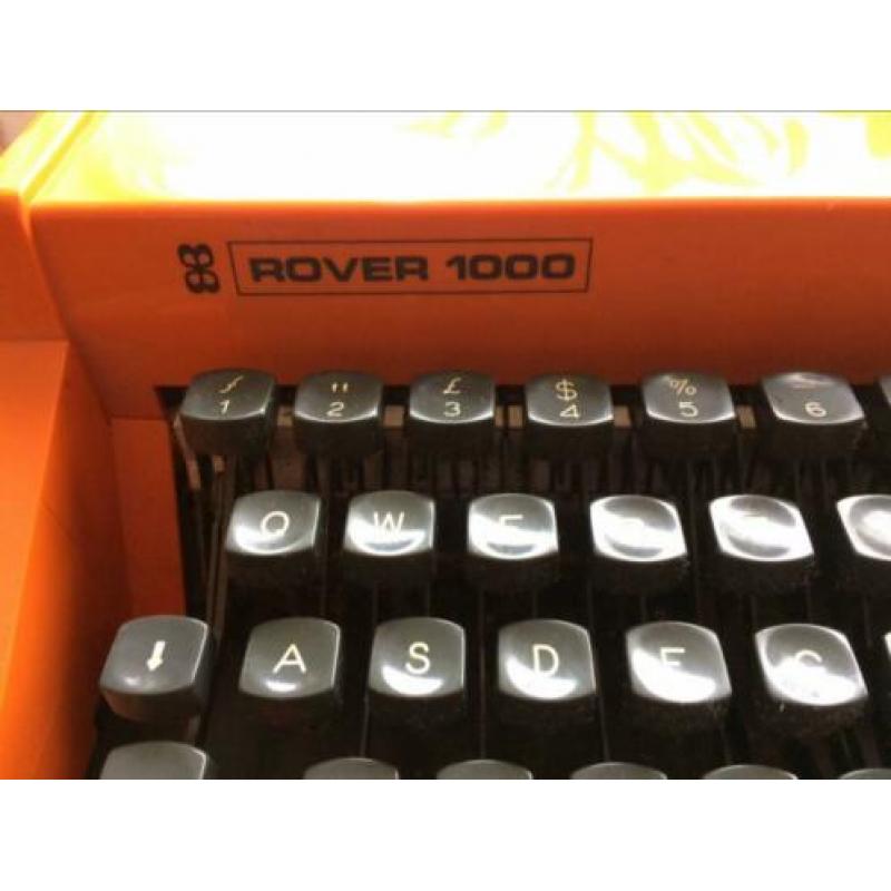 Vintage oranje typemachine Rover 1000