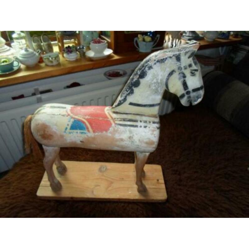 Decoratief oud houten paard op plank 47 cm h,41 lang..