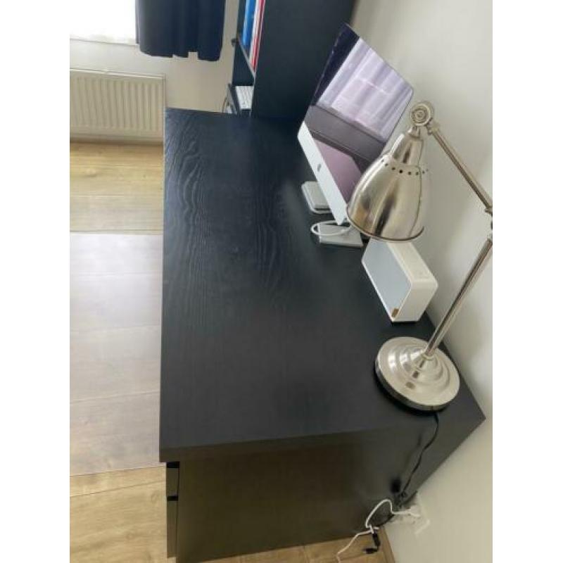 Zwart Ikea bureau met ladeblok