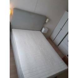 Bed 140 200 grijze wasbare cover met matras en lattenbodem