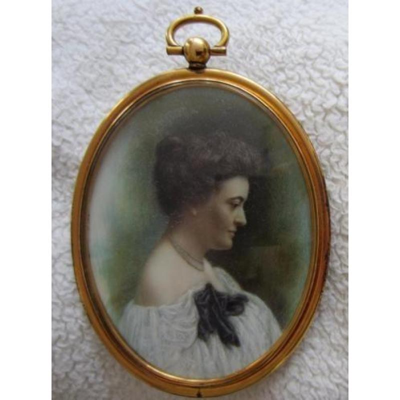 portret van een vrouw en profiel =ca 1920= MINIATUURPORTRET=