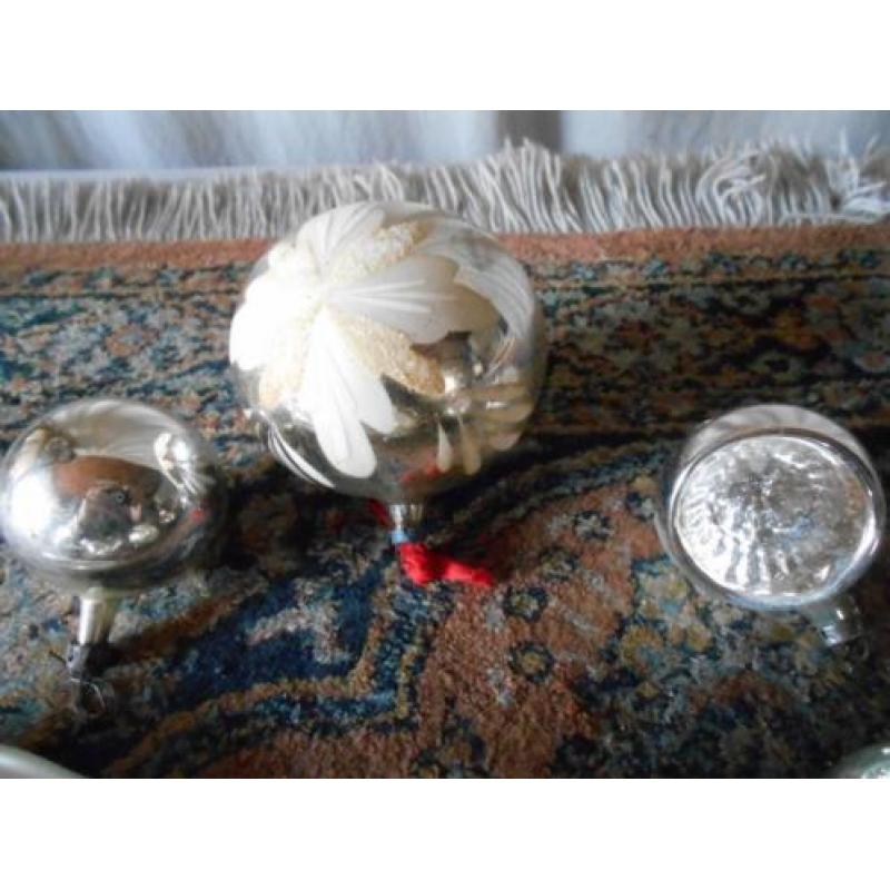 oude kerstballen van glas