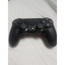 Playstaion 4 + 2 controllers