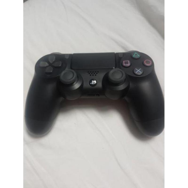 Playstaion 4 + 2 controllers